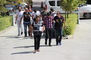 İranlı şahsı bı&ccedil;aklayarak &ouml;ld&uuml;ren 3 kişi adliyede
