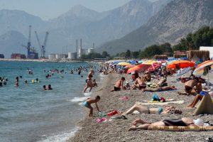 Antalya'da sahillerde bayramın son g&uuml;n yoğunluğu
