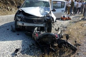 Bursa'da motosiklet otomobille &ccedil;arpıştı: 1 &ouml;l&uuml;, 2 yaralı