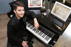 13 yaşında d&uuml;nya birincisi oldu