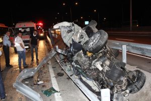 Bariyerlere &ccedil;arpan otomobil hurdaya d&ouml;nd&uuml;