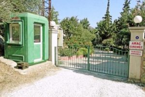 Yabancılar mahalleye girmesin diye tel &ouml;rg&uuml; &ccedil;ekip, kapı yaptılar