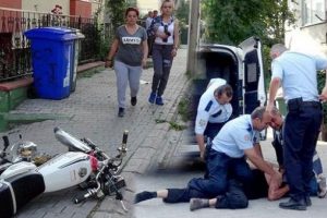 Arkalarından ateş edilince iki kız motosikleti bırakıp ka&ccedil;tı