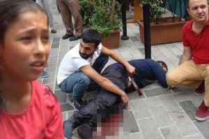 Taksim'de tinerciler kızıyla y&uuml;r&uuml;yen babayı bı&ccedil;akladı