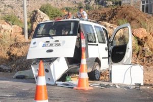 İki ticari ara&ccedil; &ccedil;arpıştı: 1 &ouml;l&uuml;, 3 yaralı