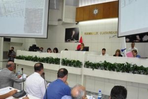 İzmir'de i&ccedil;kili b&ouml;lgeler AK Parti'yi b&ouml;ld&uuml;