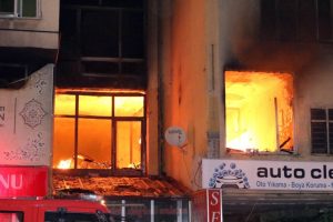 İş hanında &ccedil;ıkan yangın korkuttu