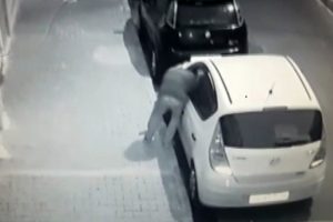 Aracın camını kırdı, elektronik lazermetreyi &ccedil;aldı