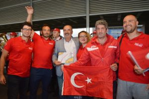 Bursa'da Mudanyalı y&uuml;z&uuml;c&uuml;lere coşkulu karşılama