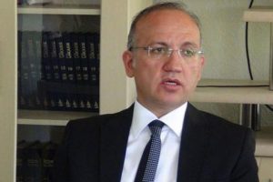 Eski Vali FET&Ouml;'den 7,5 yıl h&uuml;k&uuml;m giyip tahliye oldu
