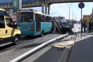 Otomobilin &ccedil;aptığı elektrik direği yola devrildi