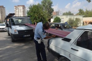 Kamyonetteki &ccedil;inkolar otomobilin i&ccedil;eri girdi