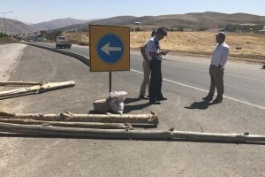 'Tapulu arazim' deyip yolu trafiğe kapattı