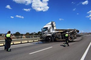 Seyir halindeyken damperi a&ccedil;ılan tır yola devrildi
