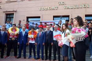 Rıza Kayaalp ve Atakan Y&uuml;ksel'e coşkulu karşılama