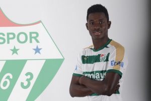 Bursaspor'da Kofi Amoako Atta profesyonel s&ouml;zleşme imzaladı