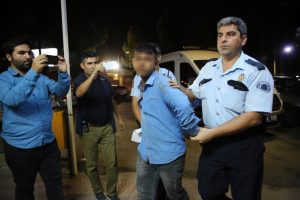 Adana'da camını sildirmek istemeyen polisi &ouml;ld&uuml;resiye d&ouml;vd&uuml;ler