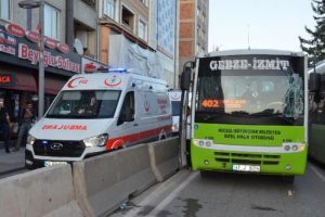 Halk otob&uuml;s&uuml; TIR'a &ccedil;arptı: 6 yaralı
