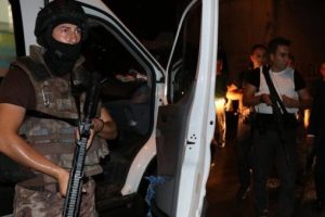 Y&uuml;z&uuml; maskeli iki kişi polislere ateş a&ccedil;tı
