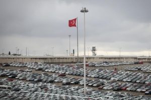 İthal otomobil satışlarına kur freni