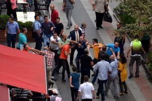 K&uuml;&ccedil;&uuml;k &ccedil;ocuğa sinirlendi! Ortalık bir anda karıştı