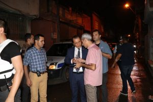 Y&uuml;z&uuml; maskeli iki kişi polislere ateş a&ccedil;tı