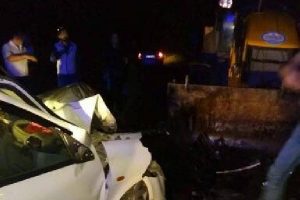 Otomobil park halindeki iş makinesine &ccedil;arptı : 1 &ouml;l&uuml;