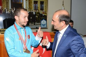 Bursa Yıldırım Belediye Başkanı Edebali başarılı sporcuları &ouml;d&uuml;llendirdi