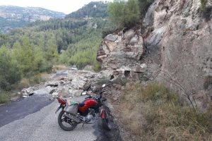 Dağdan kopan kayalar yolu kapattı
