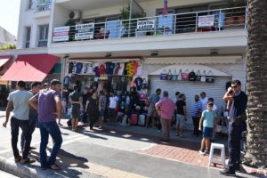 Esnaf, marka avukatlarını protesto i&ccedil;in kepenk kapattı