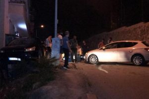 Alkoll&uuml; s&uuml;r&uuml;c&uuml; park halindeki otomobile &ccedil;arptı