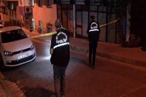 Sokak ortasında eşine kurşun yağdırdı