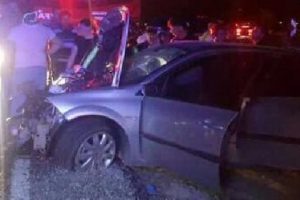 Otomobille trakt&ouml;r &ccedil;arpıştı: Yaralılar var