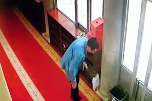 &Ouml;nce namaz kıldı sonra ayakkabı &ccedil;aldı