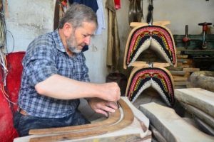 Ata yadigarı semercilik mesleğini s&uuml;rd&uuml;r&uuml;yor