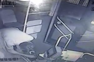 10 dakikada 5 otob&uuml;se giren hırsız kamerada