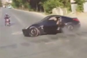 Kapısı a&ccedil;ık otomobille drift!