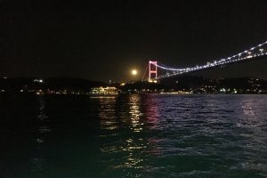 Dolunaylı İstanbul Boğazı manzarası mest etti
