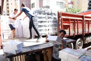 '&Uuml;niversiteli hamallar' kitap taşıyarak har&ccedil;lık &ccedil;ıkartıyor