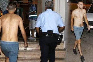 Giydiği tiş&ouml;rt&uuml; başını belaya soktu!