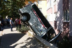 Dolmuş taksi bah&ccedil;eye u&ccedil;tu: 4 yaralı