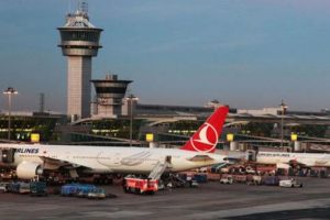 Atat&uuml;rk Havalimanı'nda u&ccedil;aklar pisti pas ge&ccedil;ti