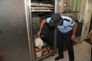 Bursa Osmangazi'de zabıta ekipleri denetimlerini s&uuml;rd&uuml;r&uuml;yor
