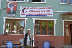 Bursalı muhtar d&uuml;ğ&uuml;nlerde silah kullanılmaması i&ccedil;in afiş astı