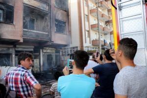 Bina yandı, vatandaş canlı yayın yaptı