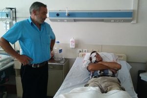Feci kaza! İnşaat &ccedil;ivisi g&ouml;z&uuml;ne saplandı