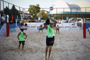 Plaj voleybolu turnuvası Bursa'da başladı