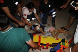 7 yaşındaki kız &ccedil;ocuğu oyun oynarken altıncı kattan d&uuml;şt&uuml;