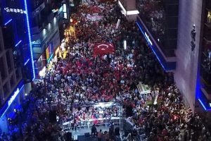 İzmir'de 9 Eyl&uuml;l coşkusu! Halk sokaklara aktı