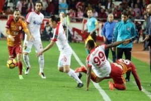 Galatasaray, Antalyaspor'a karşı zorlanıyor